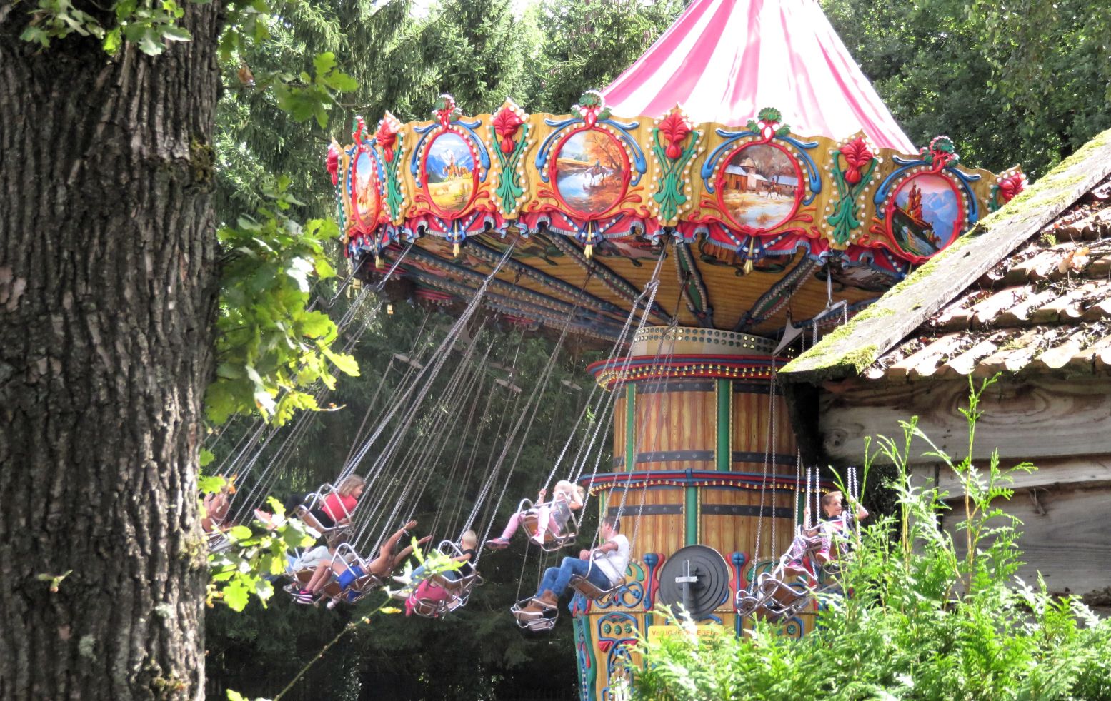 In de iconische zweefmolen! Foto: Attractiepark Drouwenerzand