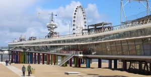 Over de foto: De Pier in Scheveningen is een plaatje, inclusief zipline, reuzenrad en bungeejumptoren. Foto: Redactie DagjeWeg.NL. De Pier in Scheveningen is een plaatje, inclusief zipline, reuzenrad en bungeejumptoren. Foto: Redactie DagjeWeg.NL.