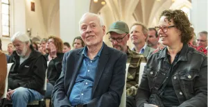 Duik in de knotsgekke wereld van Jan van Haasteren Jan van Haasteren met zijn dochter Saskia tijdens de opening van de tentoonstelling in het Stadsmuseum. Foto: Ruben Schipper