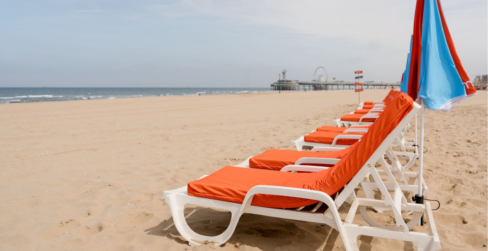 Voor 10 cent huur je een hele dag twee strandbedjes met parasol op dit mooie plekje. Foto: Ilsoo van Dijk