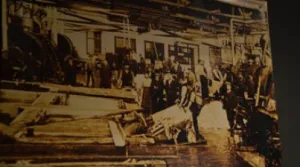 Ontdek de geschiedenis van je schoenen De historie van de Langstraat hangt te kijk aan de muren. Foto: DagjeWeg.NL