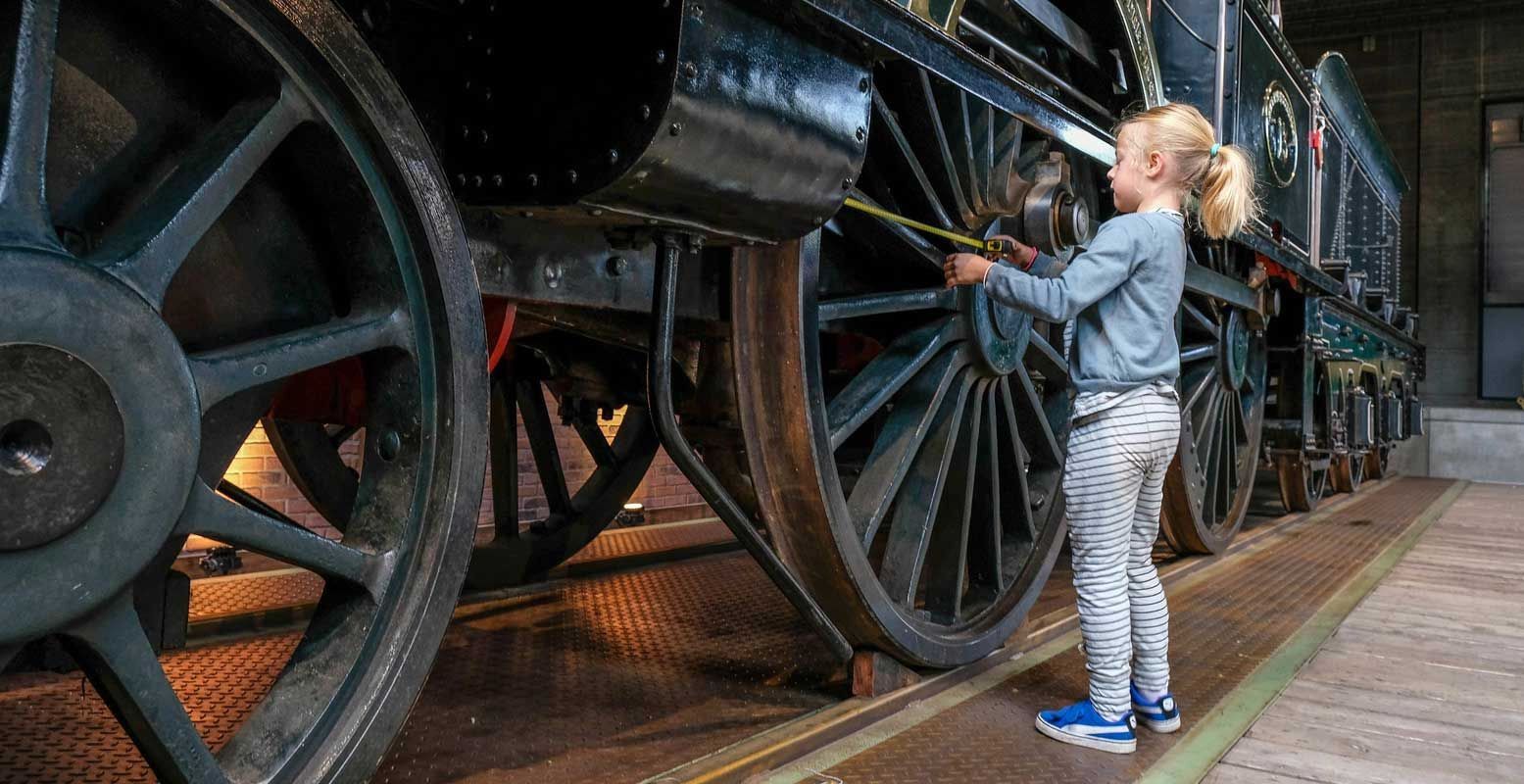 Hoe groot zijn de wielen van zo'n trein eigenlijk? Foto: Het Spoorwegmuseum © Marleen Stoker