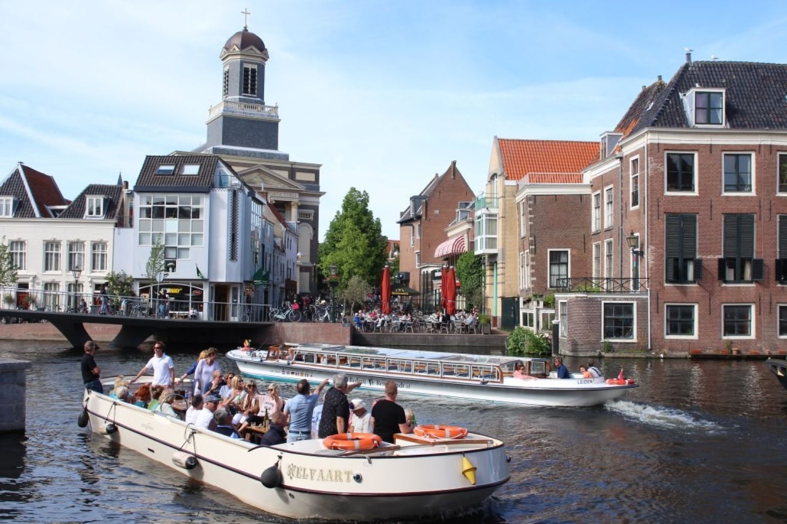 Maak een stadswandeling door de grachten en geniet van terrasjes en boottochtjes. Foto: DagjeWeg.NL.