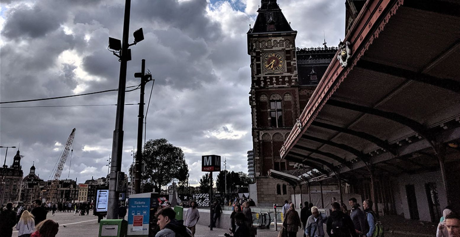 Maak je shopping expeditie helemaal duurzaam en ga met de trein. Station Amsterdam Centraal ligt direct naast het centrum. Foto: Jonna Arendse