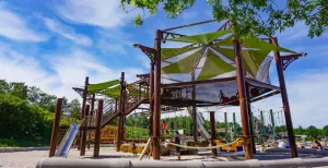 Nieuw! Test het nieuwe AquaFunPark in BillyBird Lekker chillen in de grote klimnetten van Ruig. Foto: BillyBird Park Hemelrijk