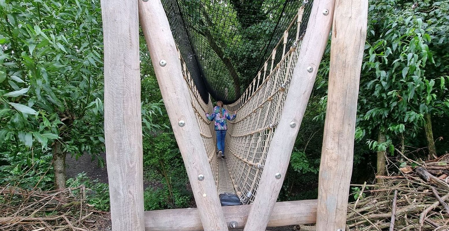 Bezoek een gratis of voordelig dagje uit. Zoals Speelhof Hoogerzael, waar kinderen heerlijk spelen in het groen. Foto: DagjeWeg.NL