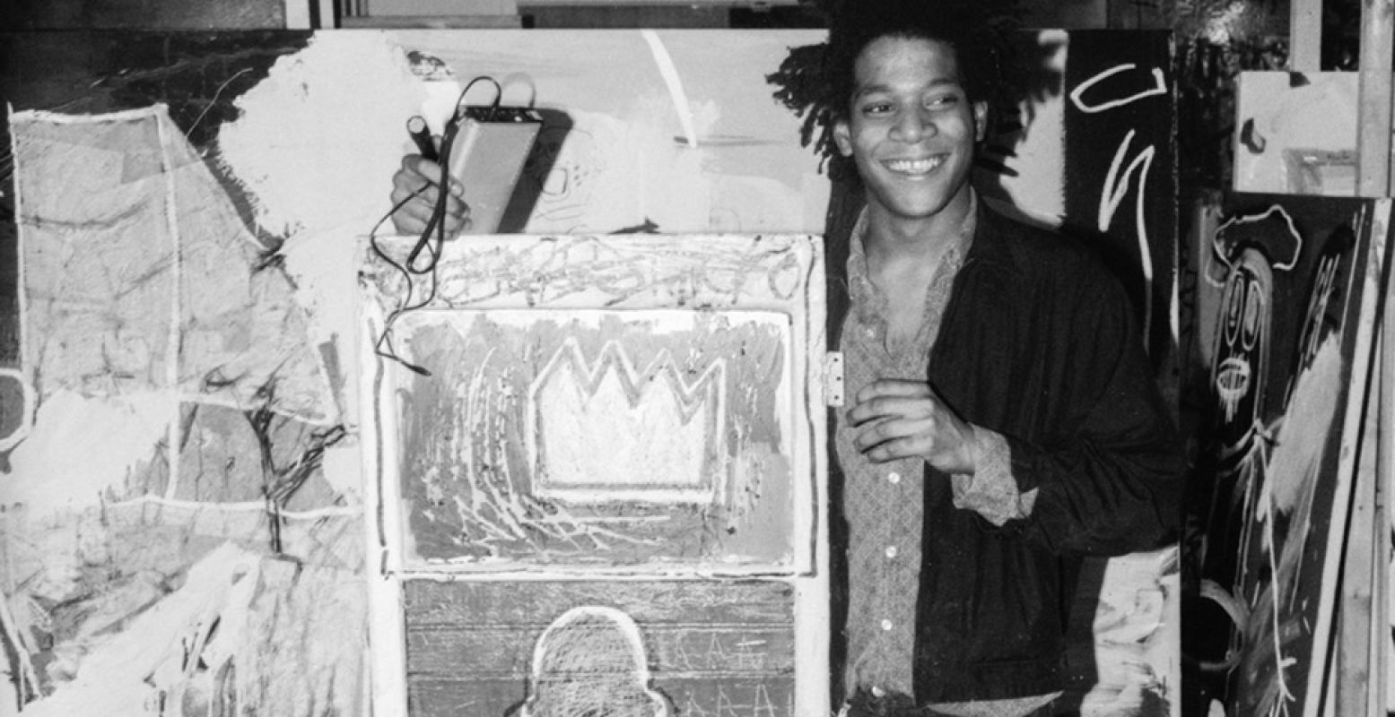 Jean-Michel Basquiat in 1982 in de kelder onder de galerij van Anina Nosei. Bijgesneden voor DagjeWeg.NL. Foto: Marion Busch