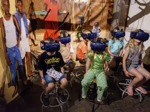 Met zo'n VR-bril lijkt alles net echt! Foto: Het Wereldpaviljoen