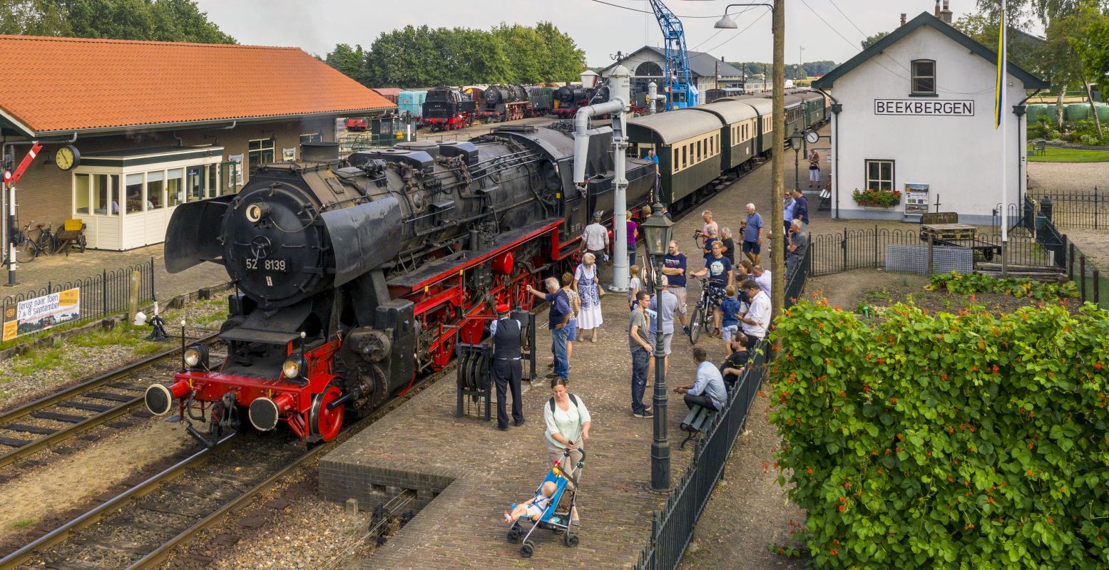 Bewonder historische stoomlocomotieven en rijtuigen bij de VSM en tuf mee over de Veluwe. Foto: Veluwsche Stoomtrein Maatschappij