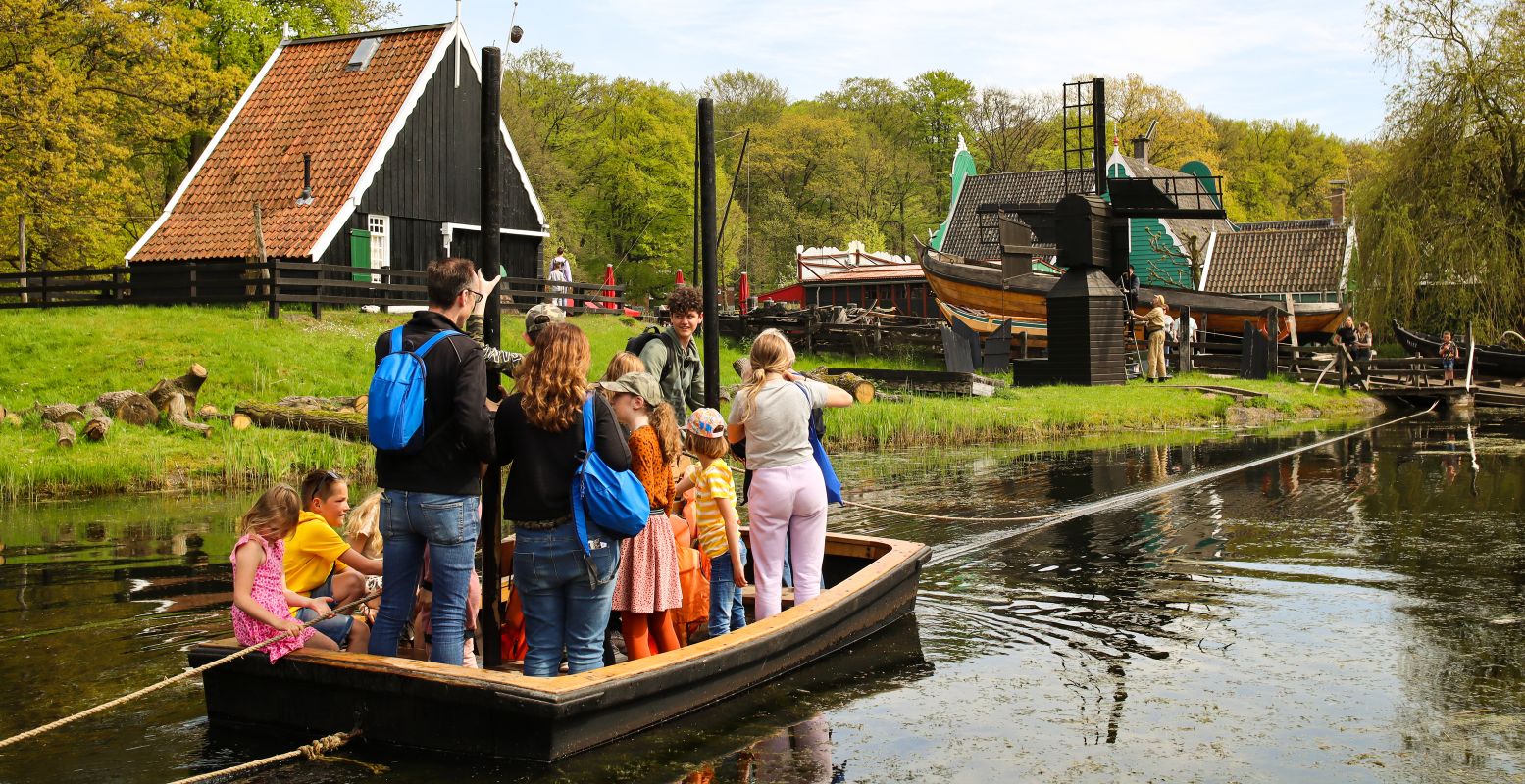 Het trekpontje is favoriet! Foto: Nederlands Openluchtmuseum