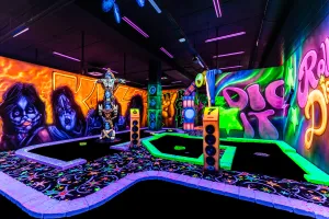 Hollywood Entertainment Center Speel midgetgolf tussen de fluoriserende obstakels. Foto: Hollywood Entertainment Center ©