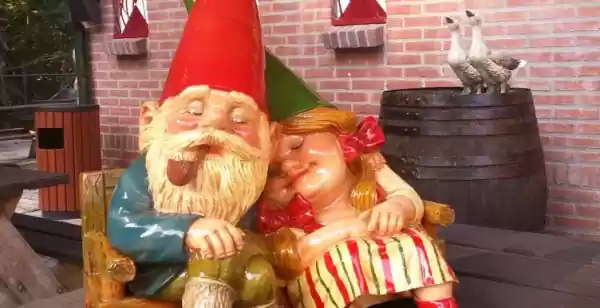 Met de kleintjes naar het kabouterbos Slapende kaboutertjes in Schijndel. Foto: Pannenkoekenboerderij De Kabouter.