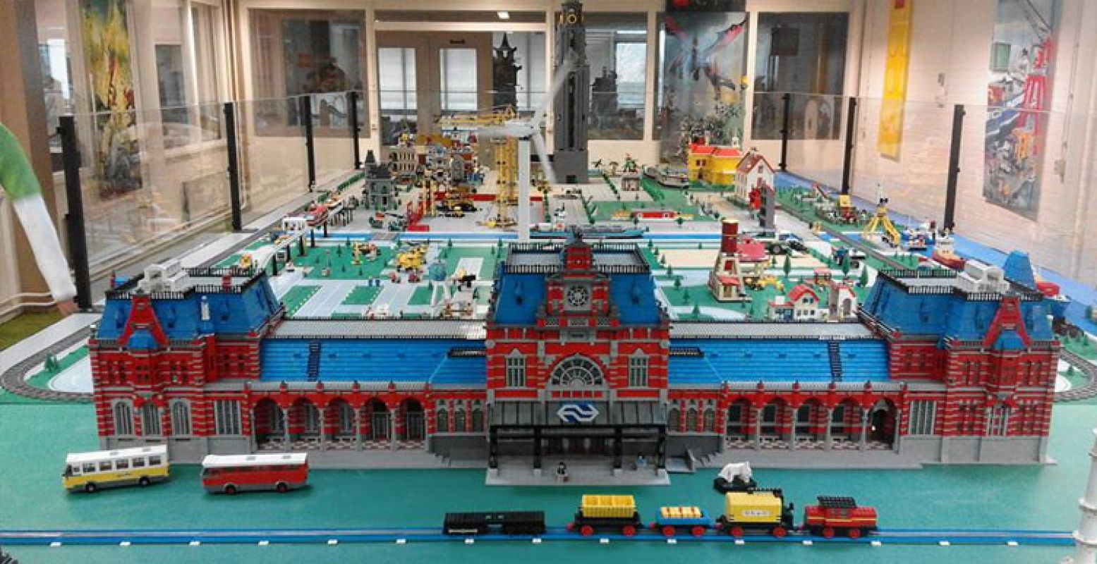 Het grootste bouwwerk van het Legiomuseum: een model van het station van Groningen. Foto:  Facebookpagina Legiomuseum Grootegast 