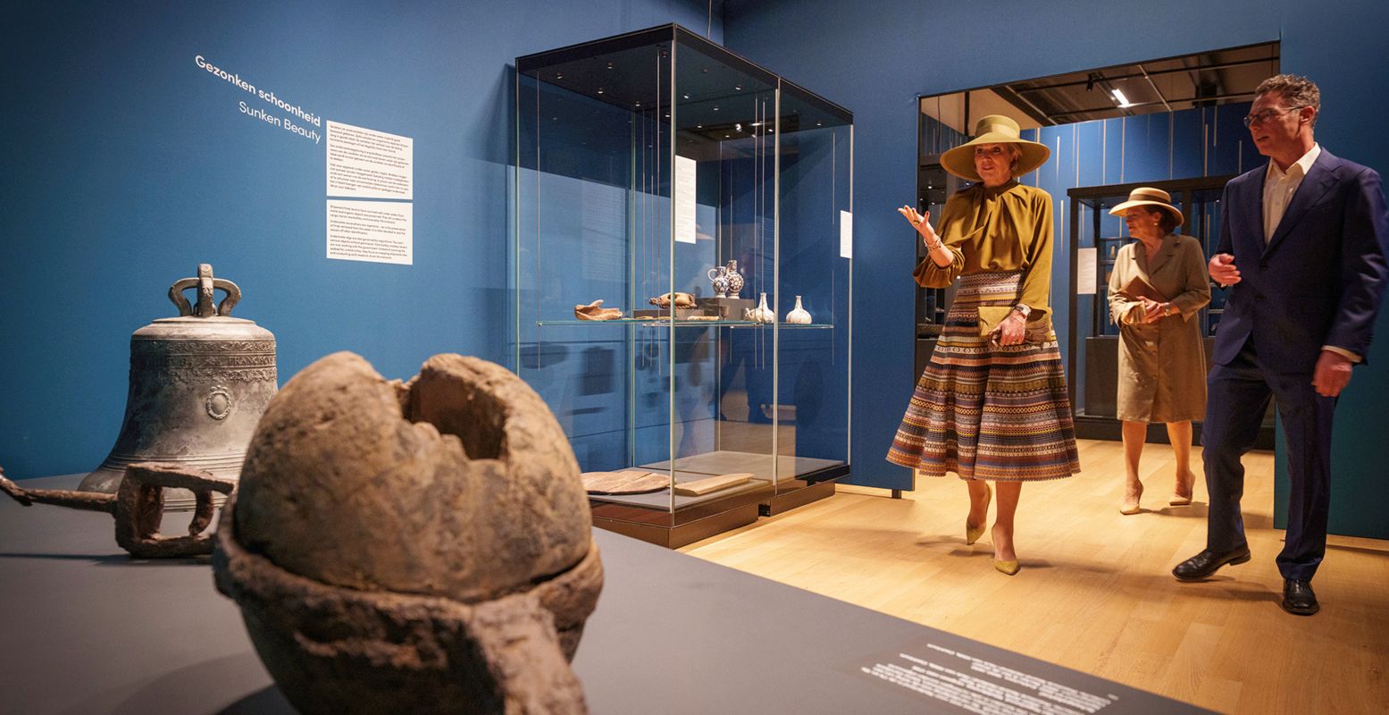 Koningin maxima opent de tentoonstelling. Foto: Rijksmuseum van Oudheden © Mike Bink Koningin maxima opent de tentoonstelling. Foto: Rijksmuseum van Oudheden © Mike Bink