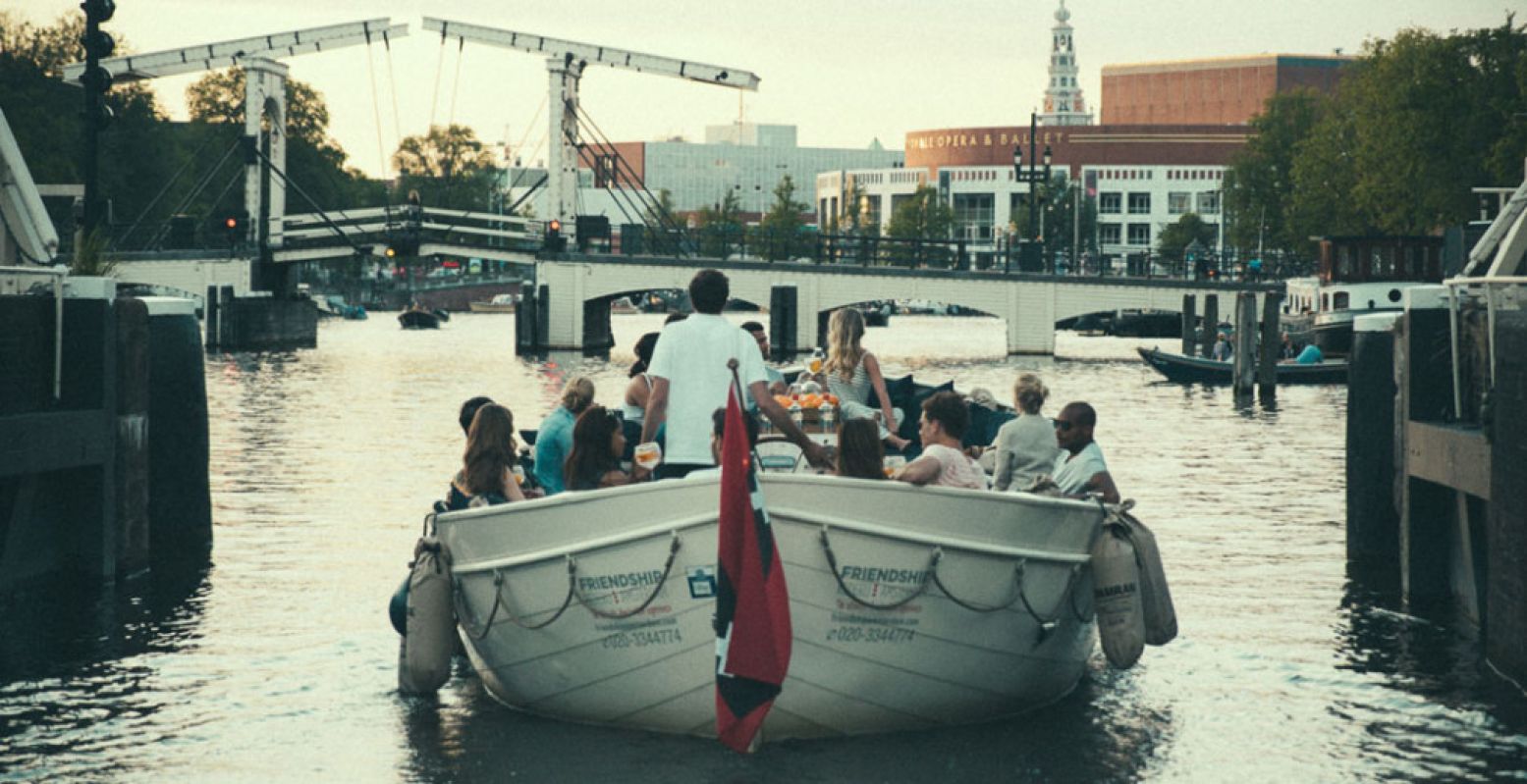Stap in een sloep met je vrienden en vaar door onze romantische hoofdstad. Foto: Friendship Amsterdam