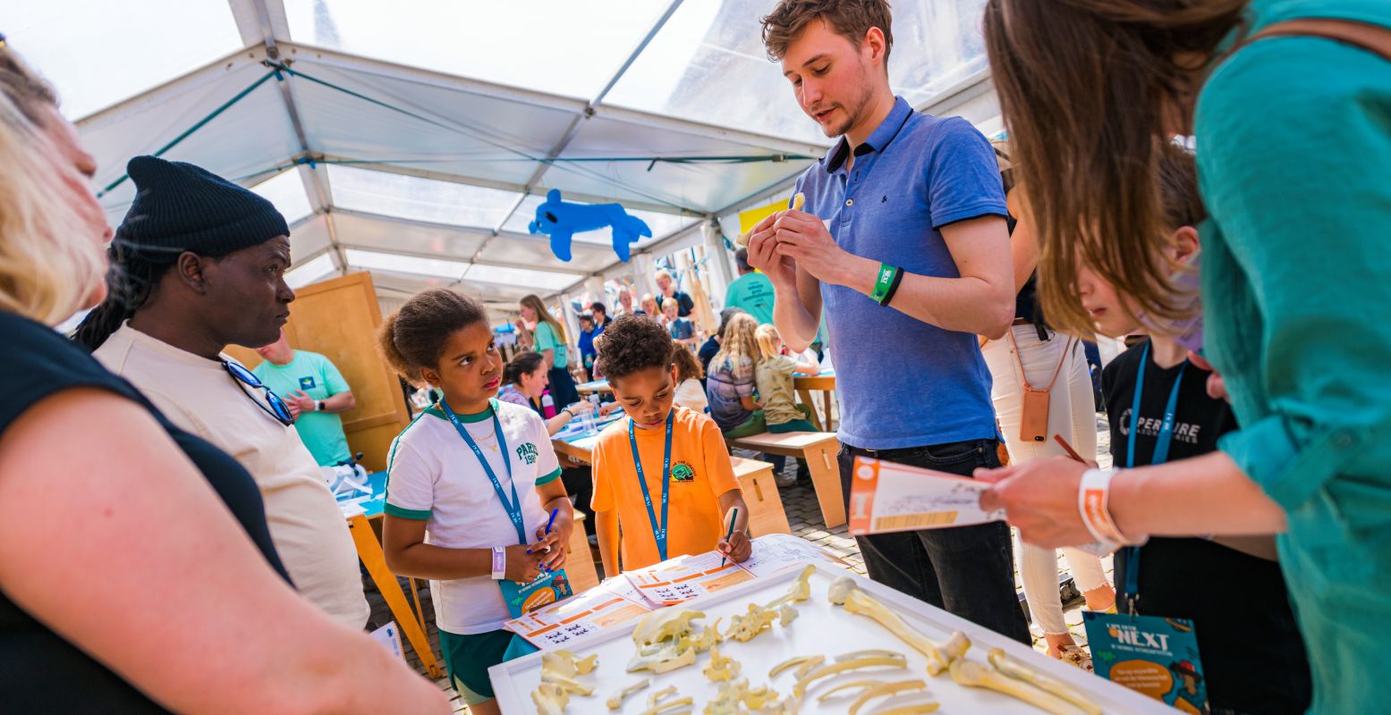 Doe mee als een echte wetenschapper. Foto: Max Kneefel Doe mee als een echte wetenschapper. Foto: Max Kneefel