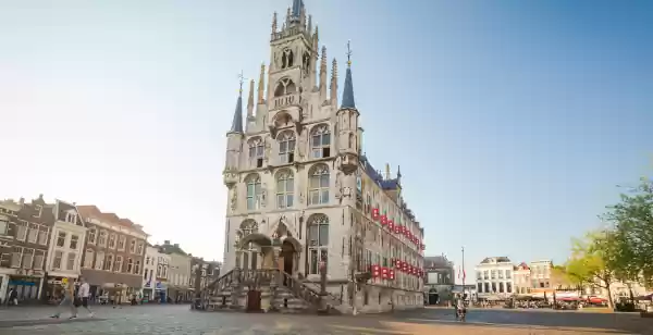 Doe een fijn dagje Gouda! Het prachtige stadhuis om de Markt in Gouda. Foto: VVV Gouda