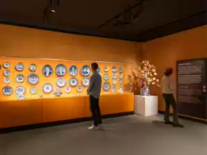 Spot jij onze koning in de vitrine? Foto: Royal Delft Museum © Marianne van der Quast