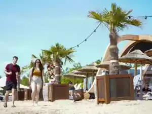 Genieten van zon, water en strand bij Saus. Foto: Saus eten en drinken