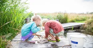 OERRR Waterbeestjes zoeken bij Levensstrijd OERRR Waterbeestjes zoeken bij Levensstrijd | Foto geüpload door gebruiker Natuurmonumenten.