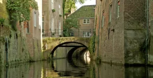 Doe een dagje Den Bosch Bewonder de stad vanaf het water met een rondvaart over de Binnendieze. Foto: Varen over de Binnendieze, Kring Vrienden 's-Hertogenbosch.