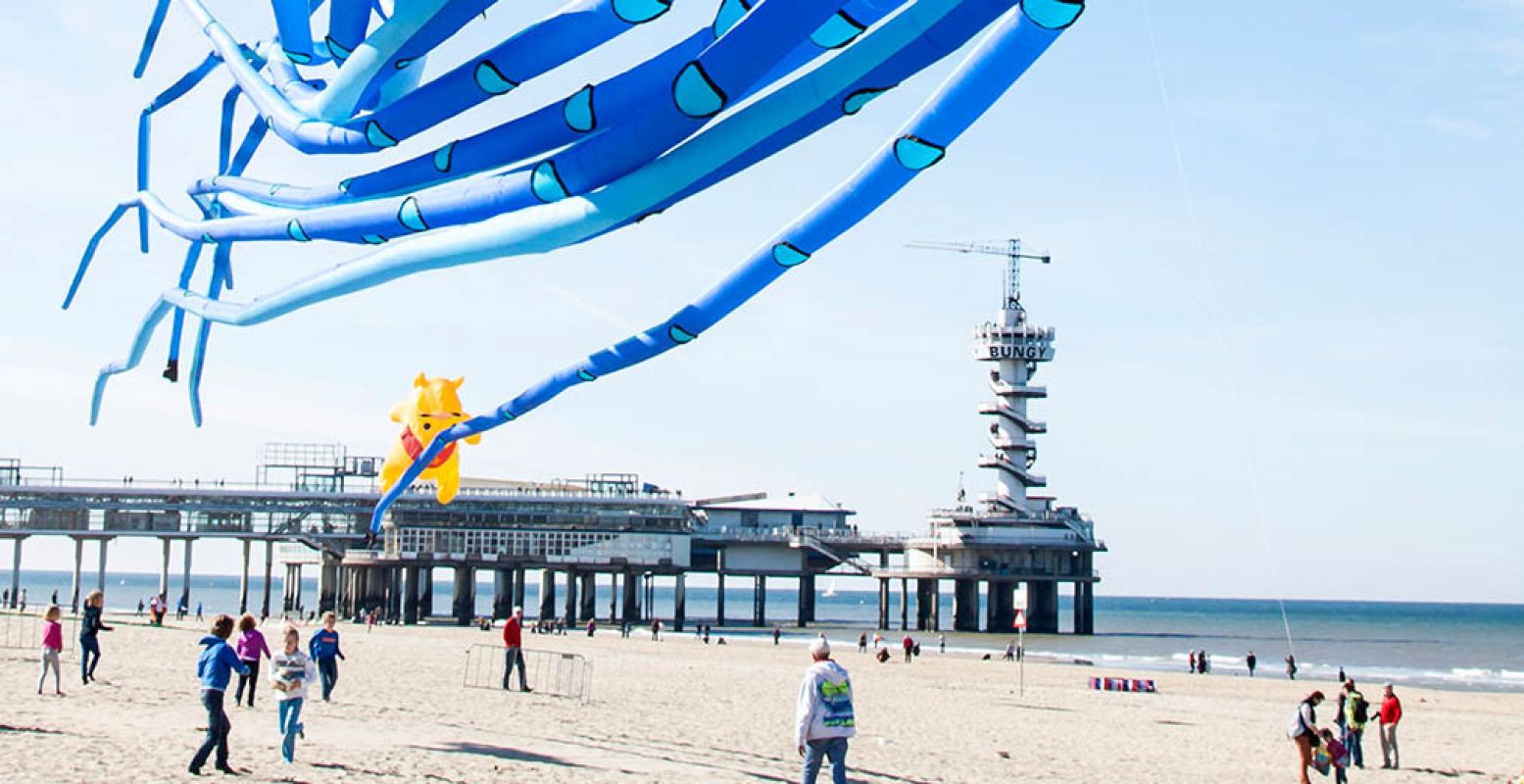 De pier van Scheveningen is het decor voor de vliegershows. Foto: Vliegerfestival Scheveningen.