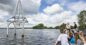 Varen naar het verdronken dorp in De Wieden Varen naar het verdronken dorp in De WiedenFoto geüpload door gebruiker Natuurmonumenten.