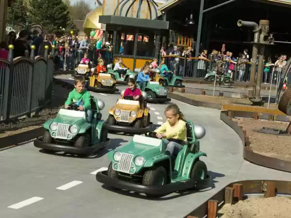 In botsautootjes over het circuit. Foto: Attractiepark Slagharen
