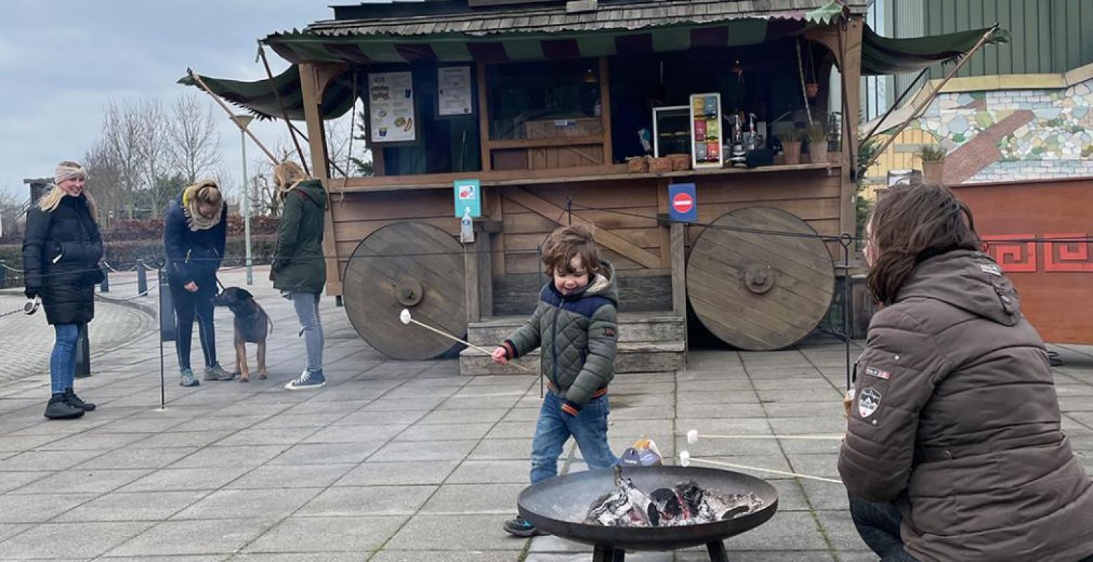 Marshmallows roosteren boven een vuurtje bij de ToverTruck van Toverland, voor of na een wandeling door de mooie natuur bij het park. Foto: Toverland