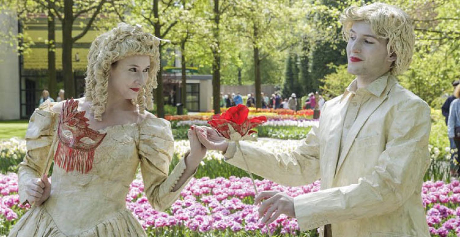 Regelmatig zijn er leuke activiteiten in stijl, met klederdracht en optredens. Foto: Keukenhof.