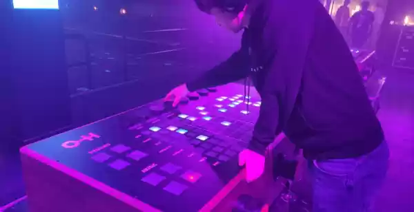 Ervaar dancemuziek op heilige Amsterdamse grond Maak je eigen beats op een van de drumcomputers. Foto: Redactie DagjeWeg.NL