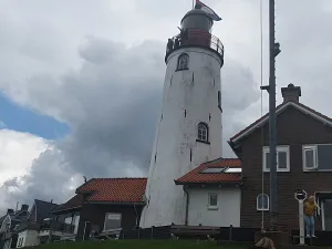 De vuurtoren van Urk torent overal bovenuit. Foto: Rick en Daniëlle