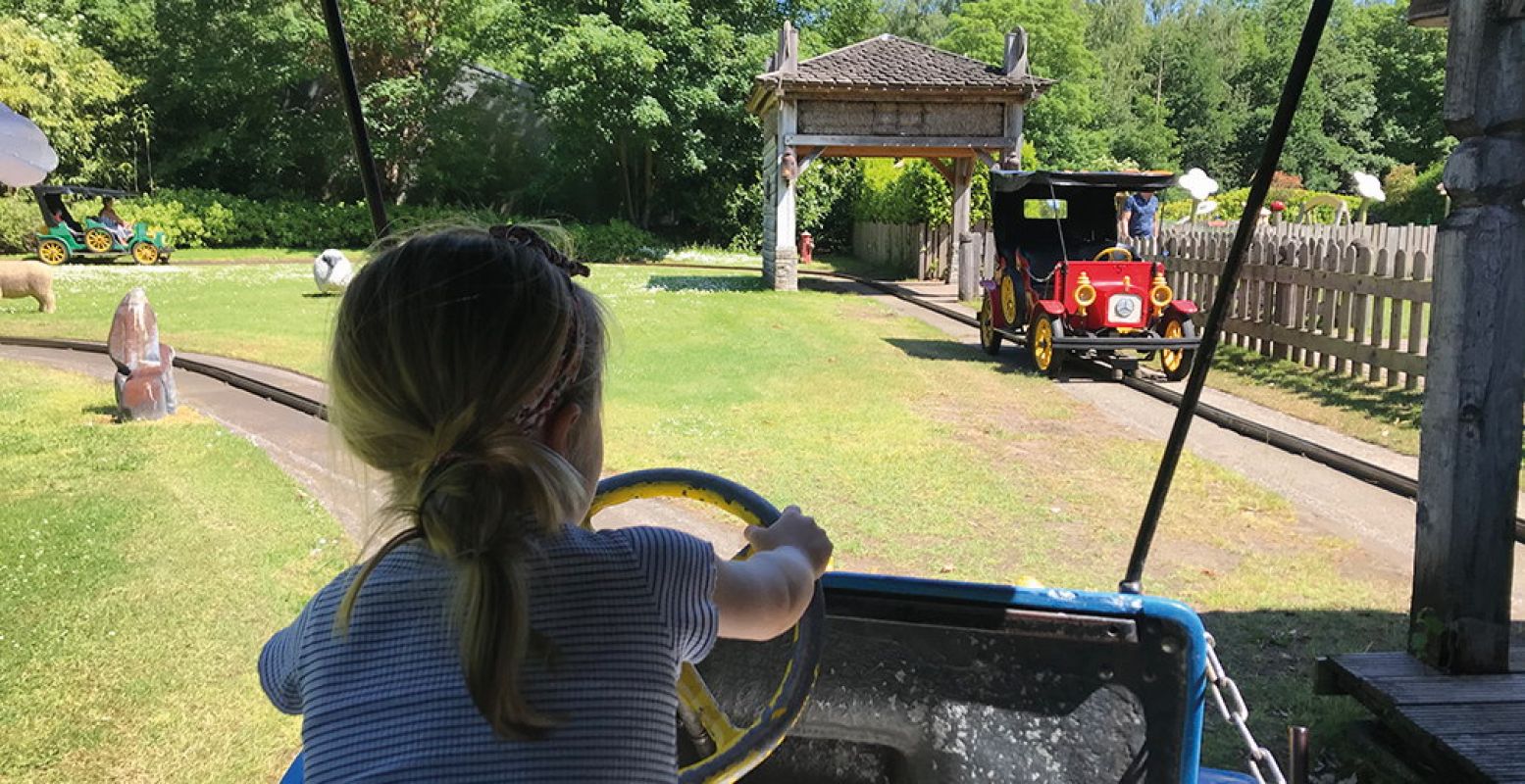 Met gedesinfecteerde handen maken we een rondje in op de Oldtimerbaan. Foto: DagjeWeg.NL, Grytsje Anna Pietersma