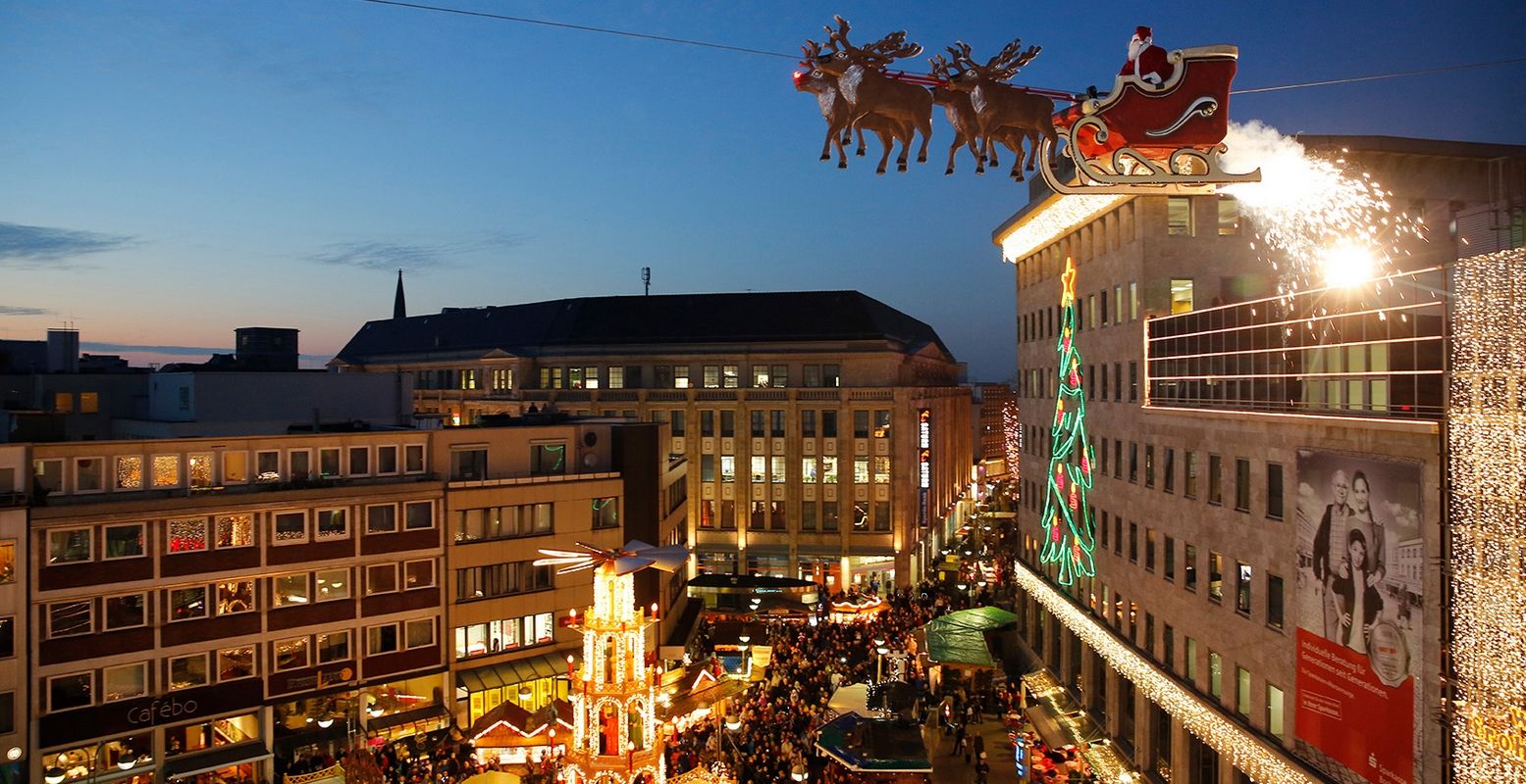 De vliegende kerstman van Bochum. Nee, dat is geen pop! In de slee zit evenwichtskunstenaar Falko Traber. Foto: Michael Grossler