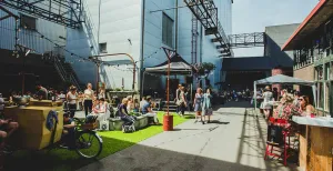To tea or not to tea? Must voor theeleuten: het fesTEAval Het festival wordt gehouden in DeFabrique. Geniet lekker buiten op het terras, of binnen in industriële setting. Foto: fesTEAval.