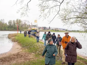 De passagiers verlaten het schip voor een wandelexcurise met gids door de Jufferswaard. Fotograaf: C De passagiers verlaten het schip voor een wandelexcurise met gids door de Jufferswaard. Fotograaf: C