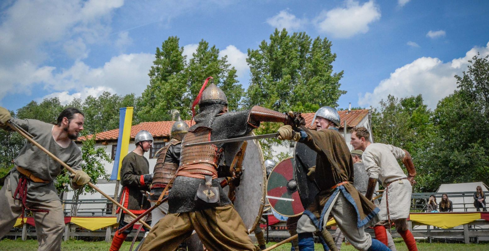Het gaat er heftig aan toe tijdens het Internationaal Viking Festival! Foto: Archeon
