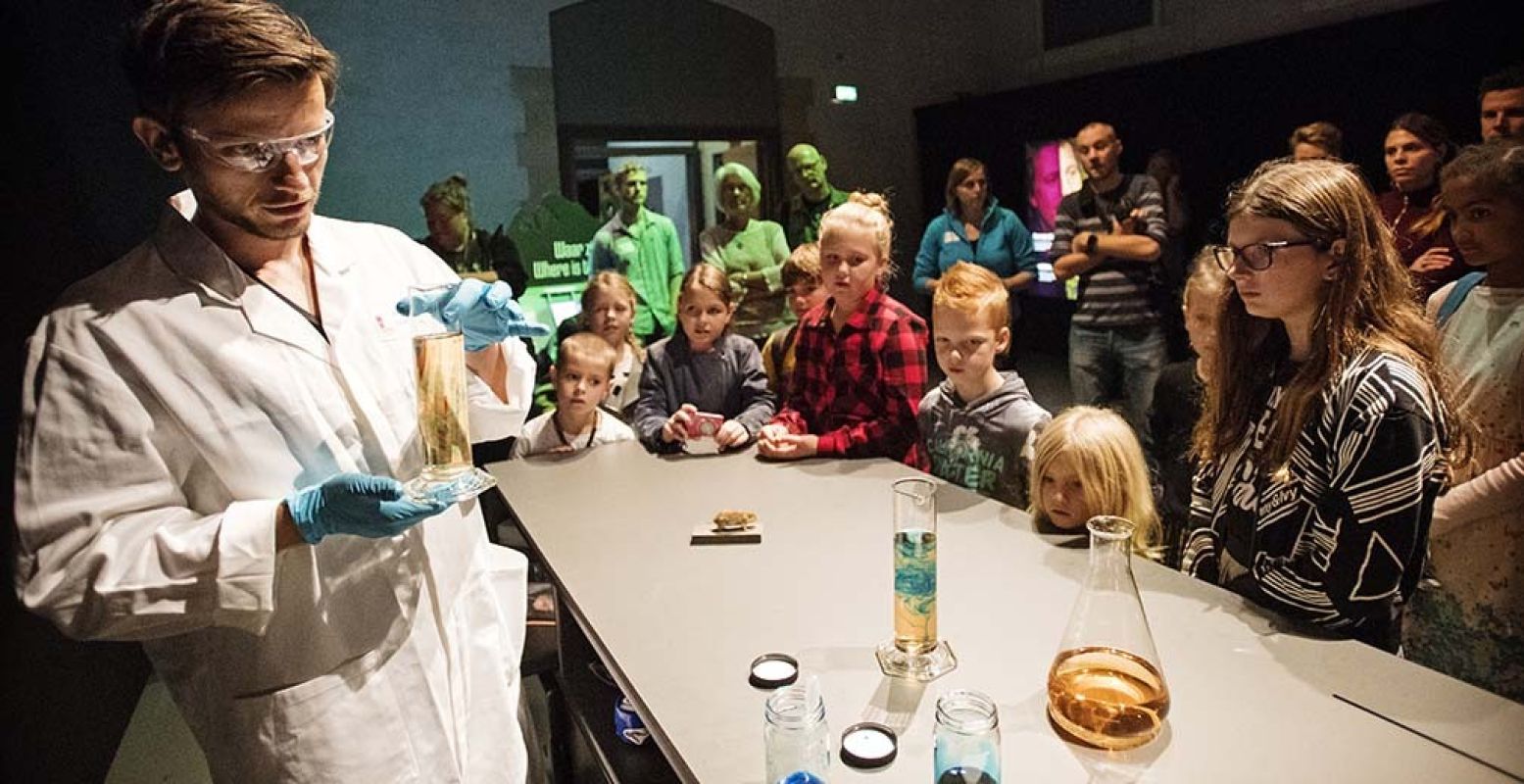 Duik zelf het lab in met leuke opdrachten of woon een gif-demonstratie bij. Foto: Naturalis.