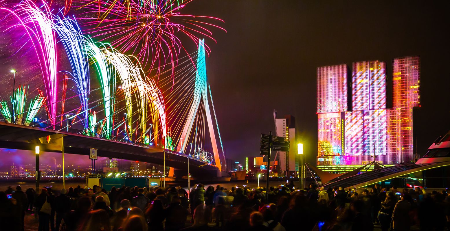 Ook dit jaar is er weer Het Nationale Vuurwerk bij de Erasmusbrug in Rotterdam. Foto: Rotterdam Make It Happen © Peter Bezemer