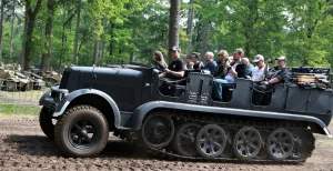 Maak een ritje voor Oekraïne tijdens Militracks Meerijden in een rupsvoertuig. Foto: Oorlogsmuseum Overloon