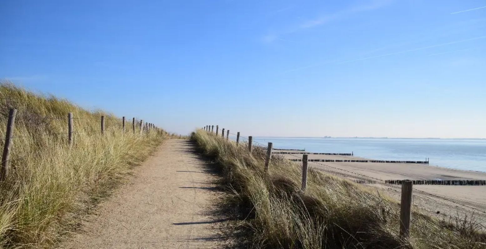 Ook in de winter kun je heerlijk uitwaaien tijdens een strandwandeling. Foto: DagjeWeg.NL
