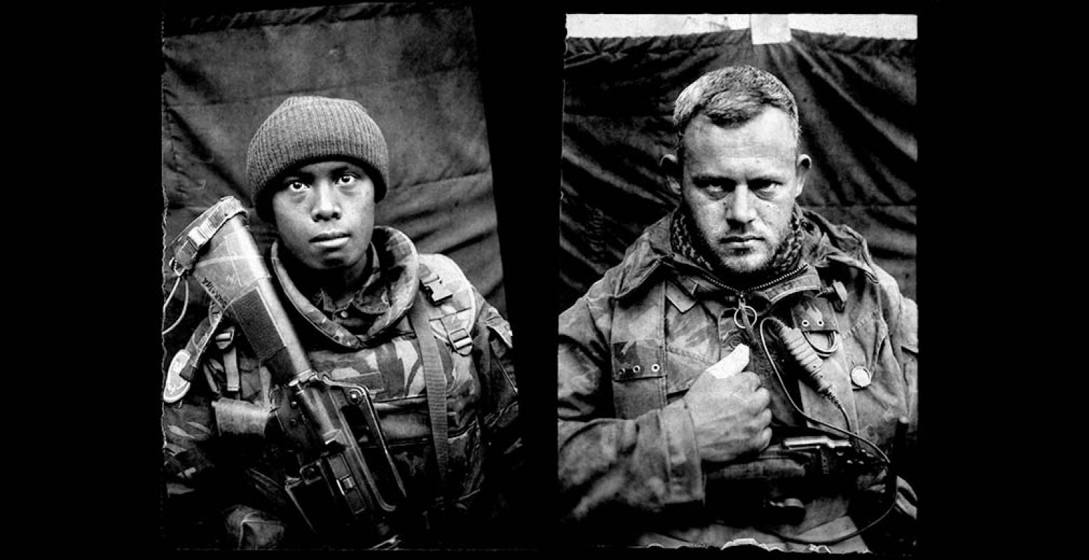 De soldaten van de foto's zijn ontdaan van alle opsmuk. Foto: Martin Roemers, courtesy Torch Gallery