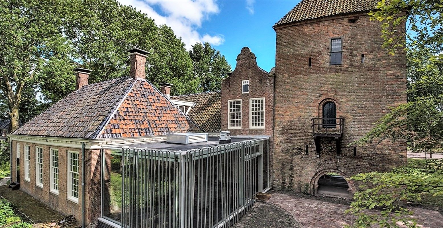 De Schierstins met de vroeg-middeleeuwse toren en aangebouwde gebouwen. Foto: De Schierstins © Frans de Vries