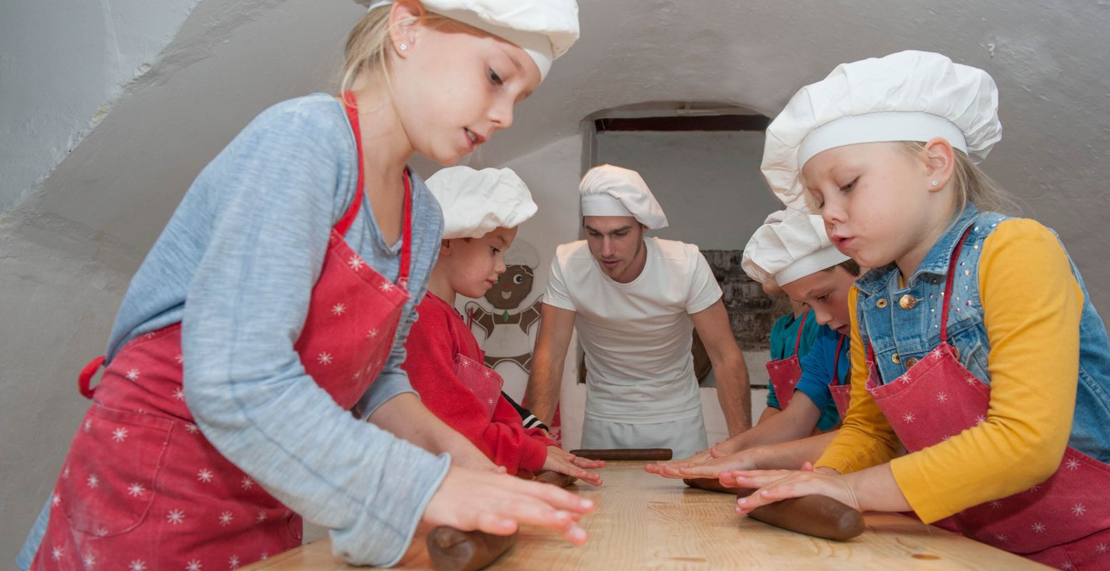 Maak een heerlijke speculaaspop onder leiding van de bakker. Foto: Nederlands Bakkerijmuseum Hattem