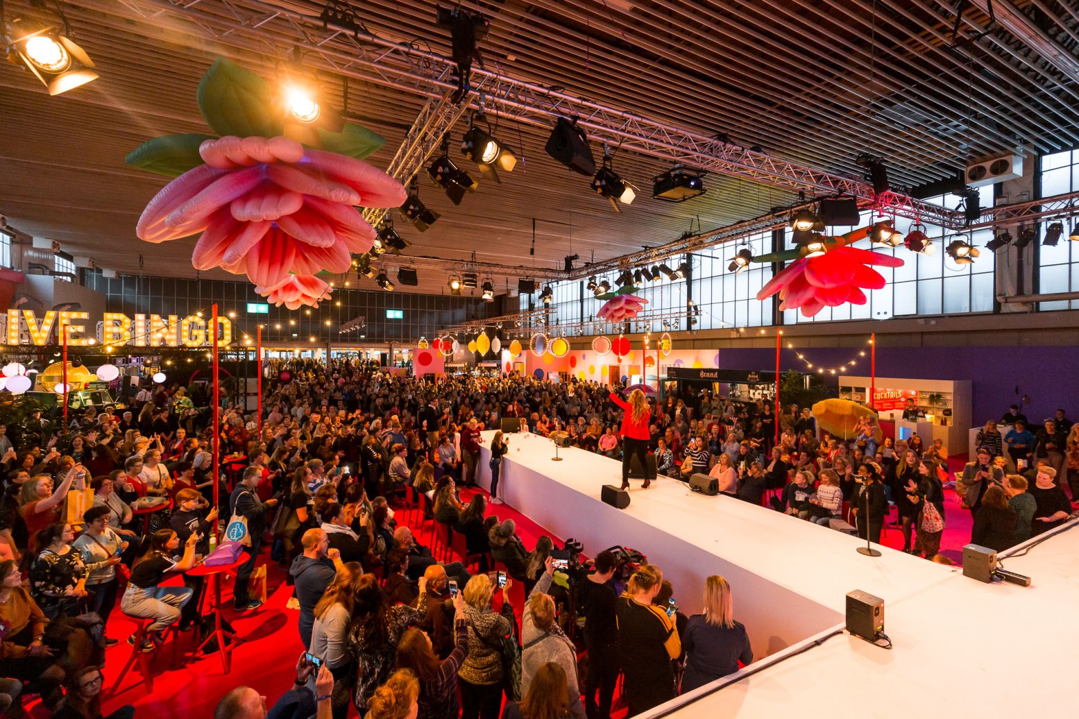 Shows en optredens in The Hangout door bekende artiesten. Foto: Huishoudbeurs