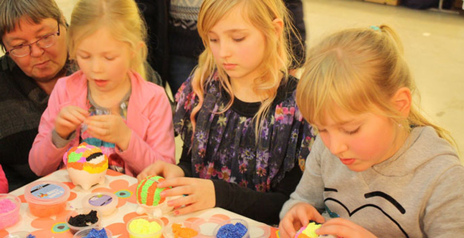 Houden de kids niet van shoppen? Dan gaan ze lekker knutselen! Foto: TT Hall Assen.