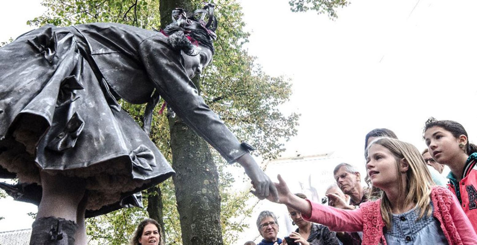Tijdens het World Living Statues Festival in Arnhem kom je prachtige beelden tegen, die opeens je hand kunnen schudden. Foto: Debby Gosselink