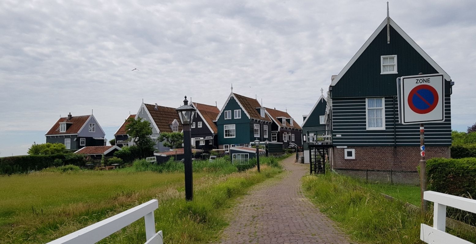 Een van de buurtschapjes op Marken: Wittewerf. Foto: DagjeWeg.NL © Tonny van Oosten