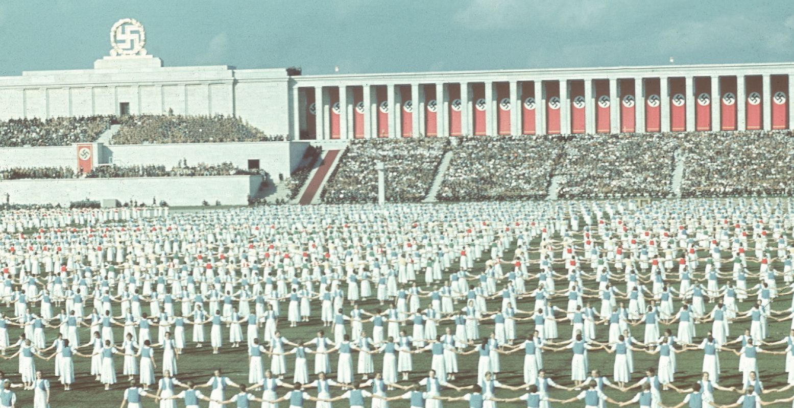 De Bund Deutscher Maedel danst tijdens de Reichsparteitag 1938. Foto: Hugo Jaeger / Getty Images.