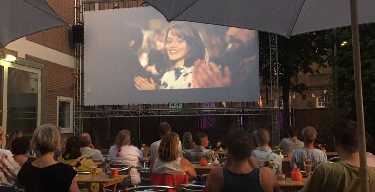 De binnenplaats van de Verkadefabriek in Den Bosch verandert deze zomer weer in een openluchtbioscoop. Foto: Verkadefabriek De binnenplaats van de Verkadefabriek in Den Bosch verandert deze zomer weer in een openluchtbioscoop. Foto: Verkadefabriek